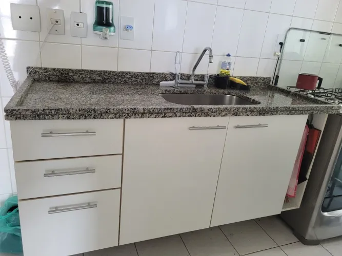 Móveis e pia de cozinha