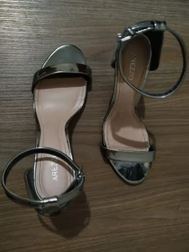Sandália Isabelli Arezzo de couro prata