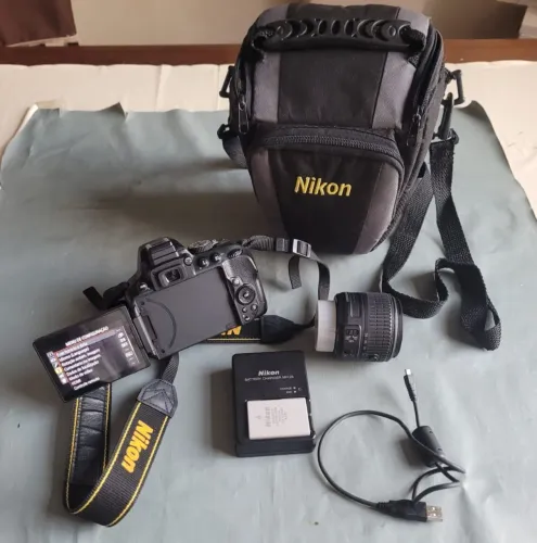 Nikon D5300, lente 18-55mm e acessórios originais