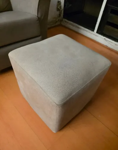 Pufe em Suede - Bege - Ótimo