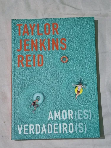 Livro Amores Verdadeiros da Taylor Jenkins Reid