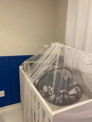 Berço semi novo branco pés de madeira