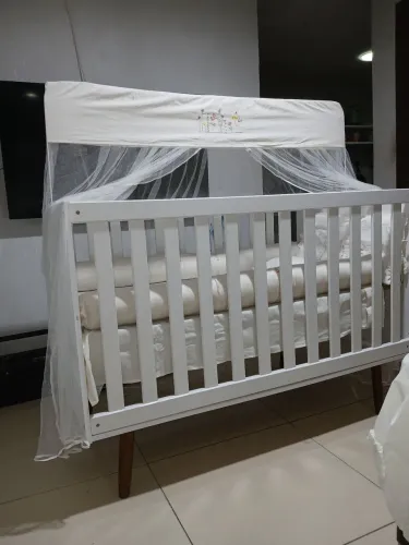 Berço com pés de madeira que Vira Cama + Kit Berço + Mosquiteiro