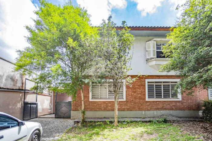 Casa comercial na Avenida Caxingui, 116  200 m²