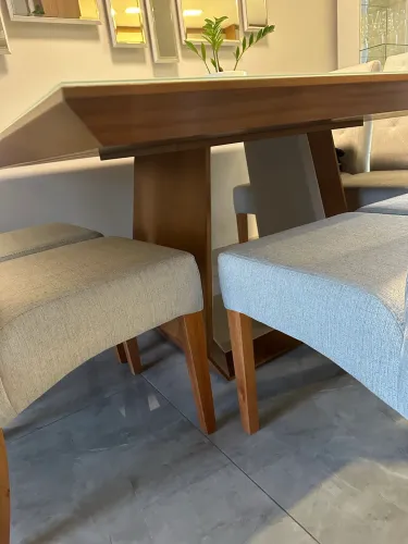 Mesa quadrada estado de nova com seis cadeiras estofadas