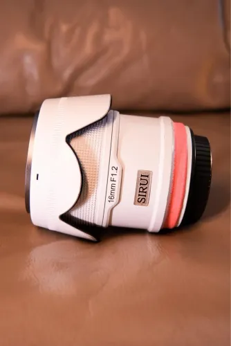 Lente 16mm 1.2 Sirui branca SONY
