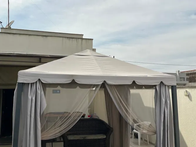 Tenda com cortinas - bege - Naterial - estrutura de aço galvanizado com pintura epóxi.