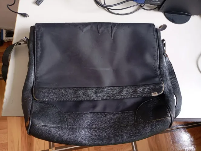 Bolsa de ombro em couro preta