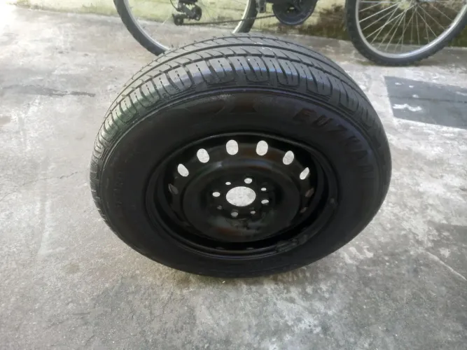 Roda aro 13 com pneu usado