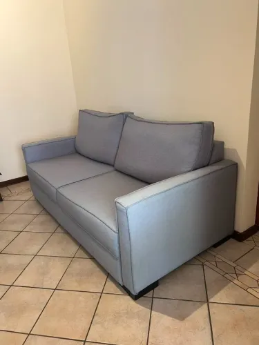 Sofá de linho cinza