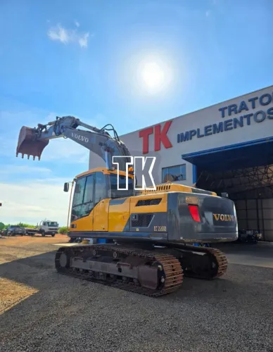 cod. 1448 ESCAVADEIRA HIDRÁULICA VOLVO EC 220 D 2015 - Tk Tratores Nova Andradina-MS