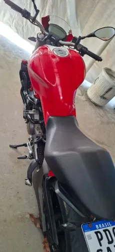 Moto emplacada 2026 em ponto de transferência