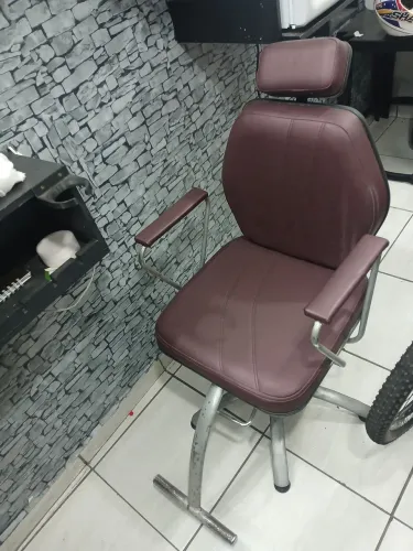 Vende-se Cadeira para barbeiro reclinavel , lavatorio e bancada e espelho
