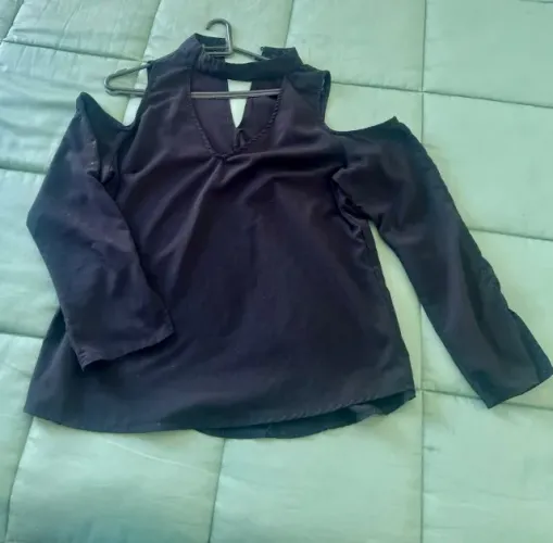 Blusa Preta com Detalhes na Gola e nas Mangas 38