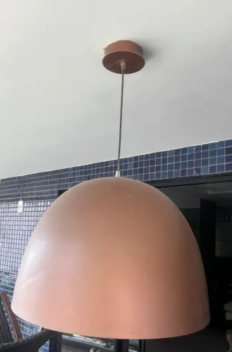 Luminária Pendente em formato de meia esfera