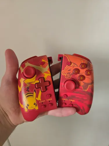 Controle hori versão especial pikachu e charizard