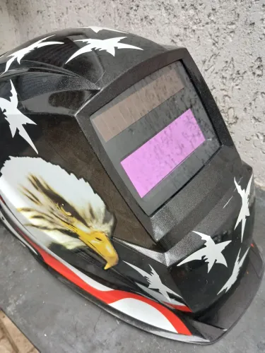 MASCARA DE SOLDA AUTOMATICA , POUCO USO , PERSONALIZADA , AGUIA E ESTRELAS.