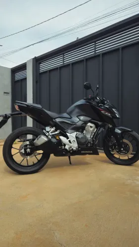 CB 300F 2024/2025 ? Preta ? 9.300 km