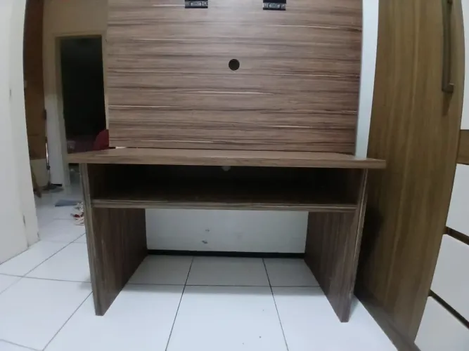 Hack para televisão + mesa de escritório