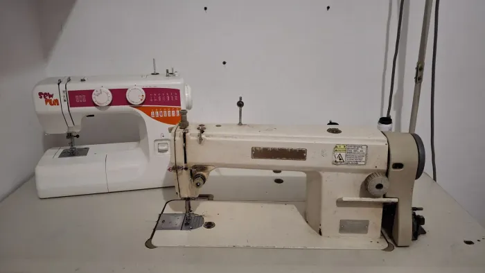 Máquina costura reta industrial e outra portátil