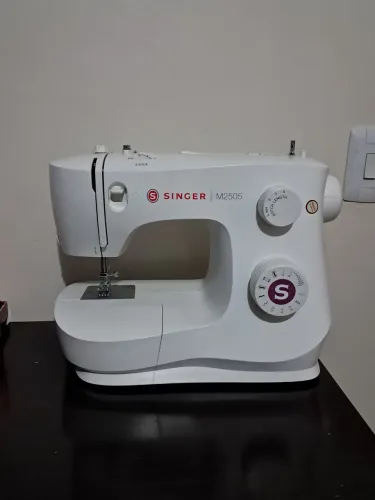 Maquina de costura Singer M2505 e acessórios