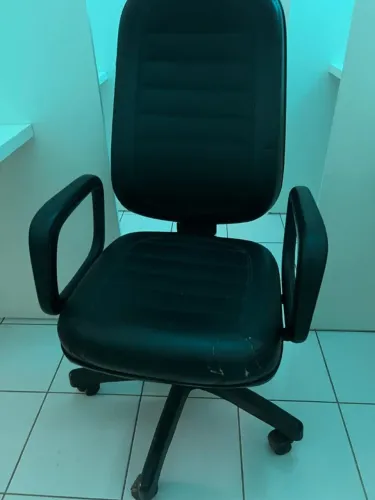 Cadeira de Escritório Giratória - Estofada em Courino Preto