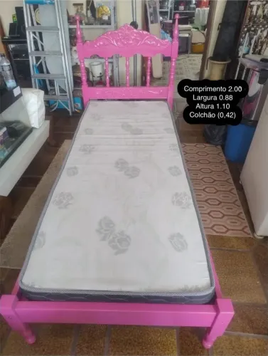 Cama de Madeira Rosa com Colchão