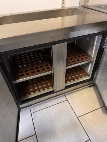 Pista fria com balcão refrigerado