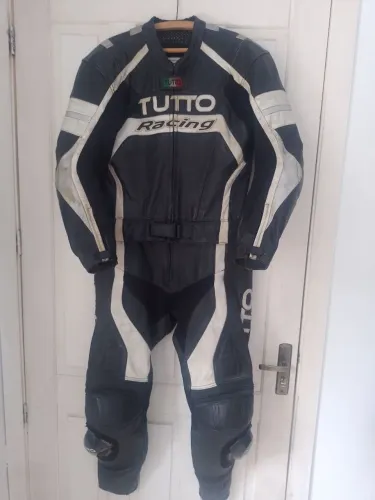 Macacão de couro para motoqueiros marca Tutto 