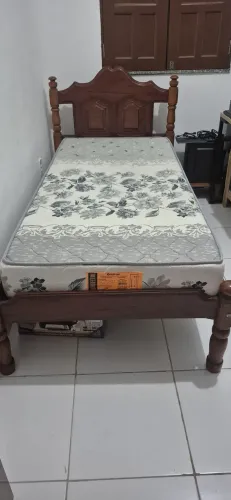 Cama e colchão de solteiro 