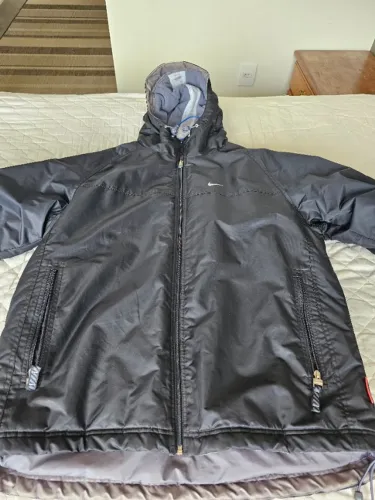 Jaqueta Nike Original com Capuz - Tamanho M - Corta-Vento / Inverno