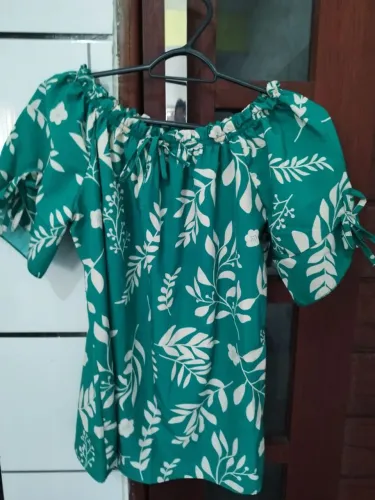 Blusa florida verde feminina