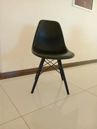Cadeira eames Eiffel preta
