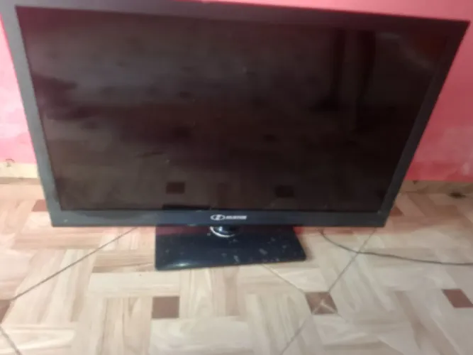 Televisão Buster 42 Polegadas, Só pega no aparelho e na antena, não funciona internet.