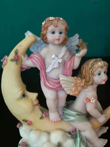 Bibelô de anjinhos na lua nova