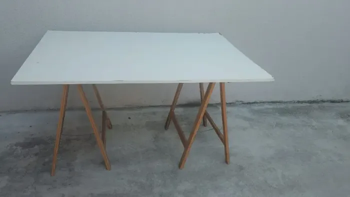 MESA COM CAVALETE