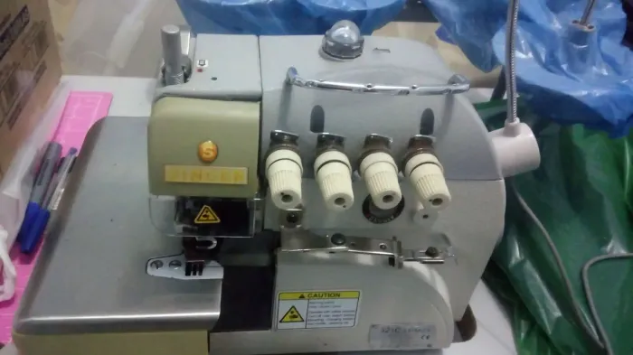 Maquina de costura interlock singer 