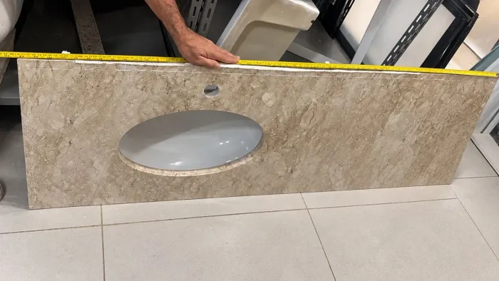 Pia em travertino