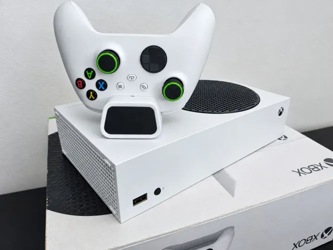 Xbox Séries S + Base de carregamento + 6 meses de garantia