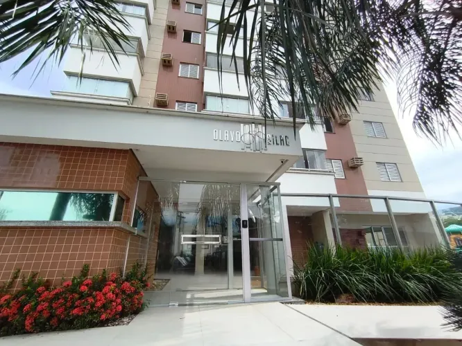 Amplo apartamento a venda no Ed. Olavo Bilac