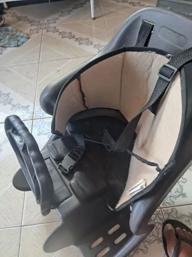 Cadeirinha com pouco uso, bem conservada, com rogulagem. Confortável, com almofadinha nas 