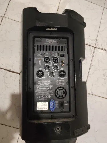 Caixa de som profissional QSC modelo k12