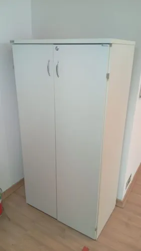 Armário branco com pratileiras em ótimo estado.