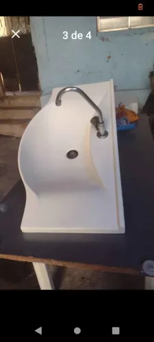 Vendo uma pia de banheiro toda de cerâmica em ótimo estado já vai com a torneira de alu