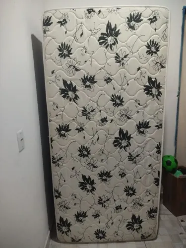 Cama box de solteiro, em ótimo estado de conservação