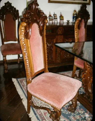 Sala de jantar com mesa e 8 cadeiras estilo Colonial Cerejeira Maciça Entalhada