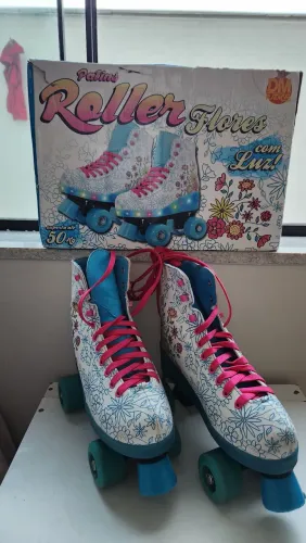 Vende-se patins 4 rodas com LED