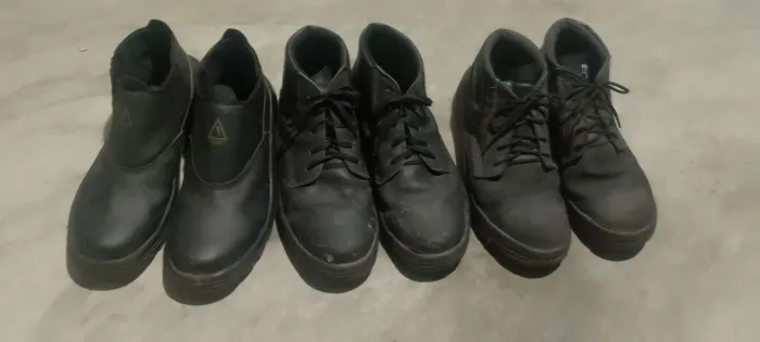 Três par de botas 2 pares tamanho 46 e par tamanho 42