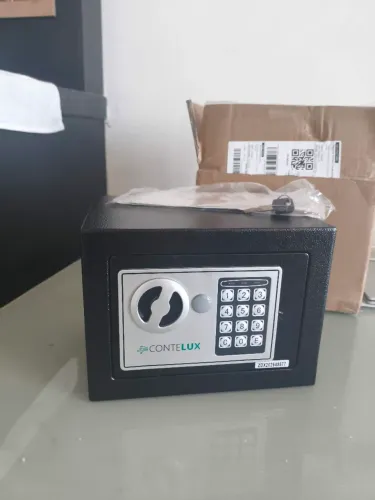 Cofre moderno com chave e abertura digital