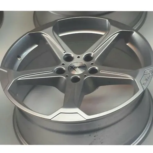 Roda aro 18 Extreme Estrela Concava Taluda Prata VW Passat 5X112 Novas